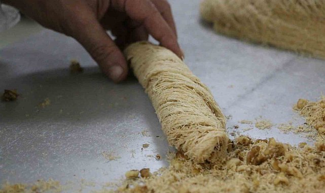 Diyarbakır'da günlük tatlı tüketimi tonları aştı: İşletmeler üç vardiyaya geçti