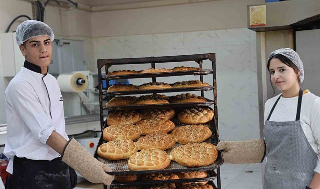 Diyarbakır'da öğrenci ve öğretmenlerin çıkardığı pideler ihtiyaç sahiplerine ulaştırılıyor