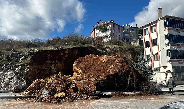Dursunbey'de dev kaya parçası yola düştü