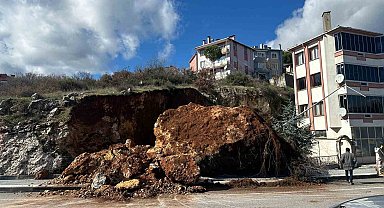 Dursunbey'de dev kaya parçası yola düştü