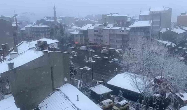 Dursunbey'de kar yağışı ilçeyi beyaza bürüdü