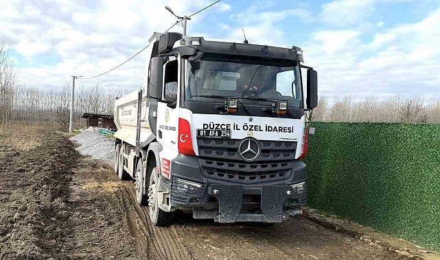 Düzce'de köy yollarında bakım çalışmaları sürüyor