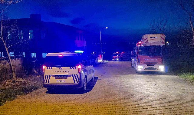 Düzce'de kuvvetli rüzgar okulun çatısını uçurdu