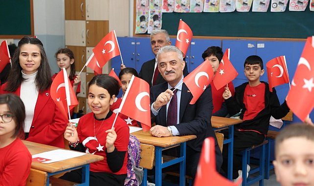 Düzce'de öğrenciler ikinci döneme Türk bayraklarıyla başladı