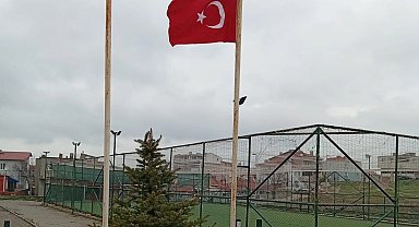 Edirne Keşan'da yıpranan bayrağı vatandaş yeniledi
