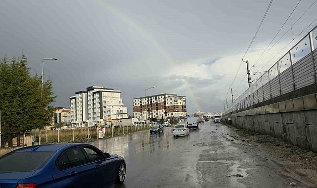 Edirne'de fırtınada yollar göle döndü, ağaç dalları kırıldı