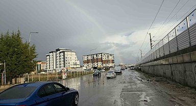 Edirne'de fırtınada yollar göle döndü, ağaç dalları kırıldı