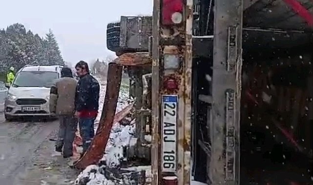 Edirne'de kar yağışı ve fırtına sebebiyle tır devrildi