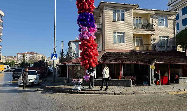 Edirne'de Sevgililer Günü kalpli balon satıcılarına yaradı