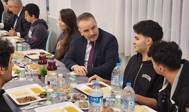 Edremit Kaymakamı Odabaş, iftar sofrasında Şehit Mustafa Serin Fen Lisesi öğrenci ve öğretmenleriyle buluştu