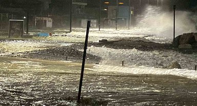 Edremit'te fırtınada deniz ve kara adeta birleşti