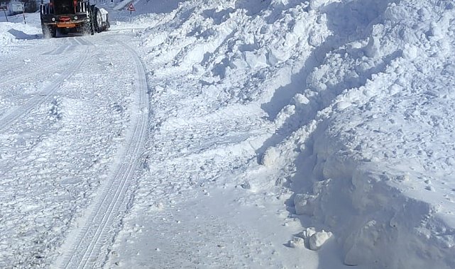 Eğribel Tüneli girişinde çığ nedeniyle kapanan yol ulaşıma açıldı