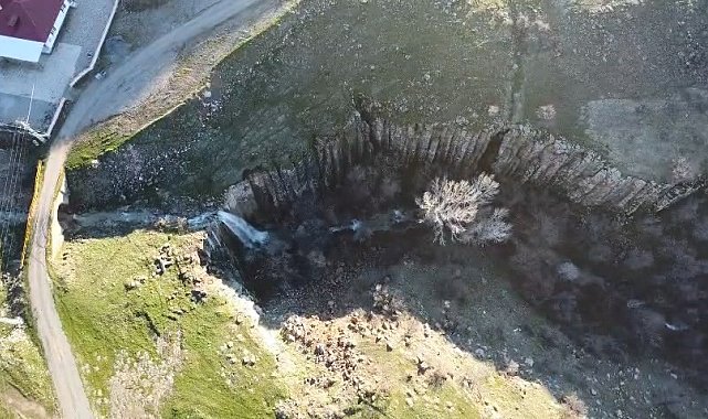 Elazığ'da 40 metre yükseklikten dökülen şelale keşfedilmeyi bekliyor