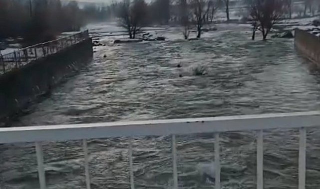 Elazığ'da kar suları eridi, dereler coştu