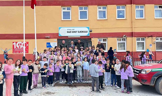 Emet'te öğrenciler karaçam tohumlarını saksılara ekti