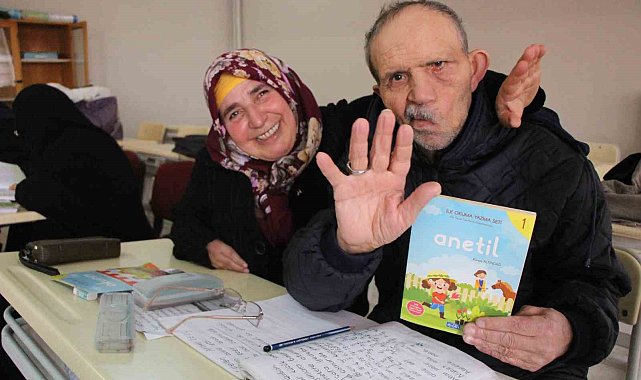 Engelleri aşıp okuma yazma kursuna katıldılar: 30 yıllık çiftten ders alınacak aşk hikayesi
