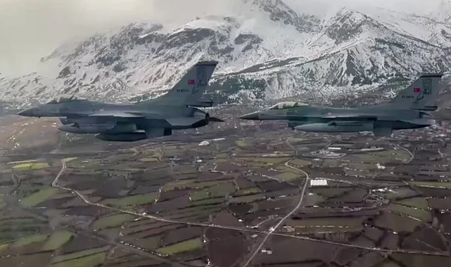 Erzincan semalarında muharip uçak geçişi