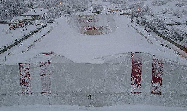 Erzincan'da kardan halı sahanın brandası çöktü