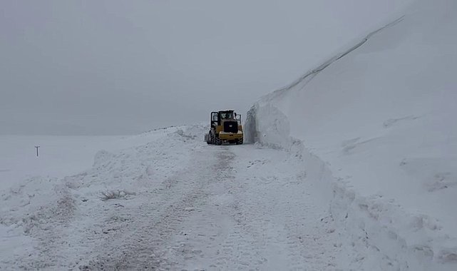 Erzurum'un Tekman ilçesinde kar kalınlığı 5 metreyi buldu