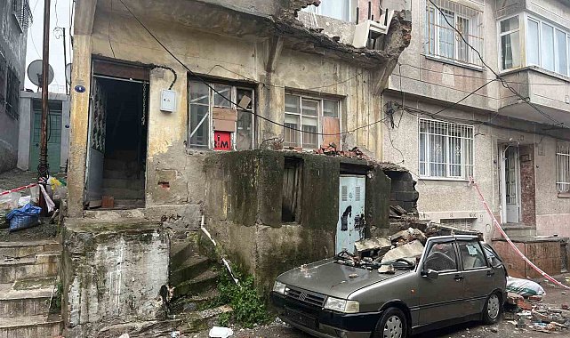 Eski binanın balkonundan düşen beton parçaları bir otomobili kullanılamayacak hale getirdi