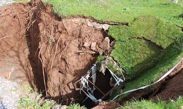 Eski su kuyusunun olduğu yol çöktü obruk oluştu