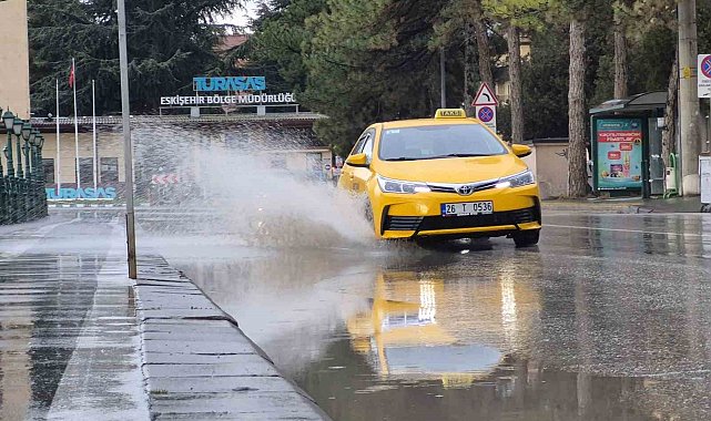 Eskişehir güne yağmurla başladı