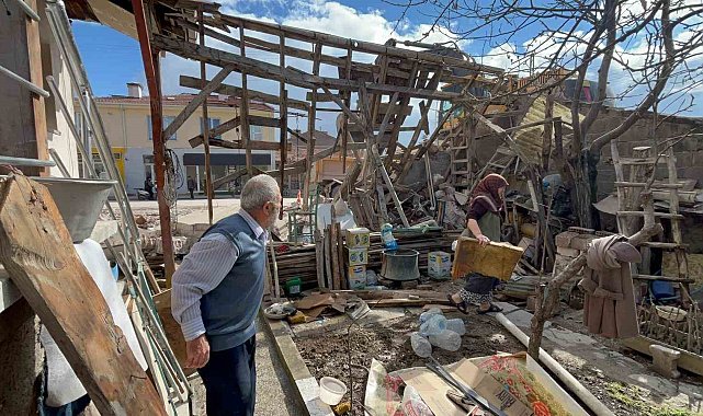 Eskişehir'de ilginç kaza; belediye ekipleri yaşlı çiftin evini adeta başına yıktı