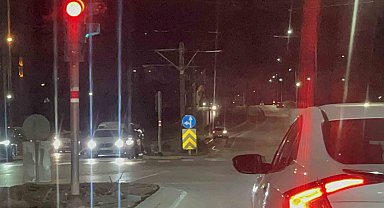 Eskişehir'de raylarda ilerleyen otomobil tehlikeye davetiye çıkardı