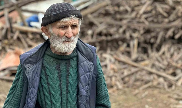 Evinden kamyonlar dolusu çöp çıkarılan 76 yaşındaki adam, çatıdan düşerek hayatını kaybetti