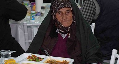 Evlerde yemek pişmiyor, köy halkı ortak sofrada iftar yapıyor