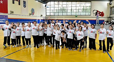 Fabrika Voleybol Ankaralı çocukları fileyle tanıştırdı