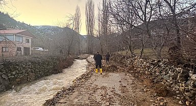 Feke'de sel ve heyelan sonrası kapanan yollar ulaşıma açılıyor