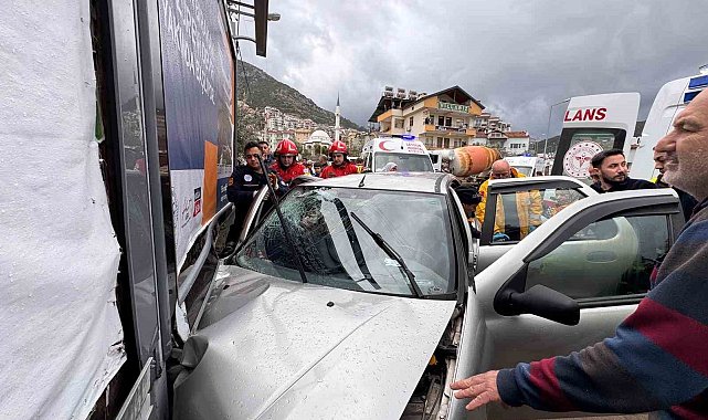 Fethiye'de duvara çarpan otomobildeki 1 kişi hayatını kaybetti, 2 kişi yaralandı