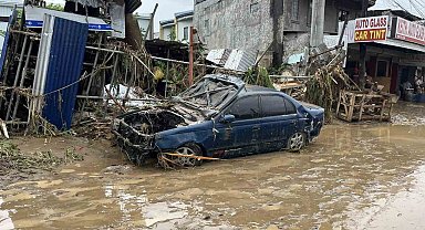 Filipinler'i tropikal fırtına vurdu: 12 ölü