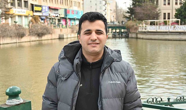 Fotoğrafını çekmek istediği şahıs silah çekti, korku dolu anlar kameraya yansıdı