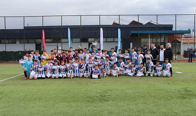 Futbolda şampiyon Bilgi ortaokulu oldu