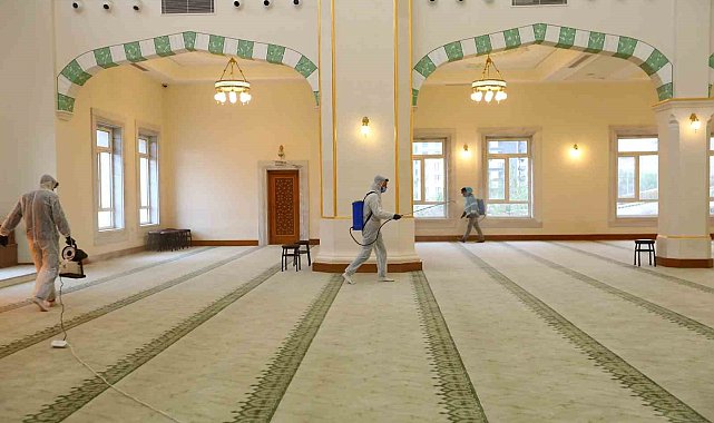 Gaziantep Büyükşehir, ilk teravih öncesi camileri gül suyu ile yıkıyor