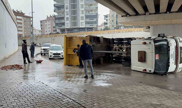 Gaziantep'te damperi köprüye çarpan kamyon yan yattı