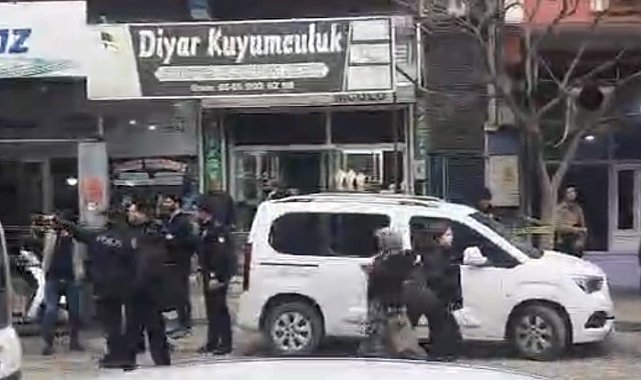 Gaziantep'te silahlı, maskeli ve biber gazlı kuyumcu soygunu: 1 kilo altın çalan 2 soyguncu yakalandı
