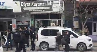 Gaziantep'te silahlı, maskeli ve biber gazlı kuyumcu soygunu: 1 kilo altın çalan 2 soyguncu yakalandı