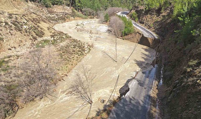 Gazipaşa'da heyelan yolu yuttu