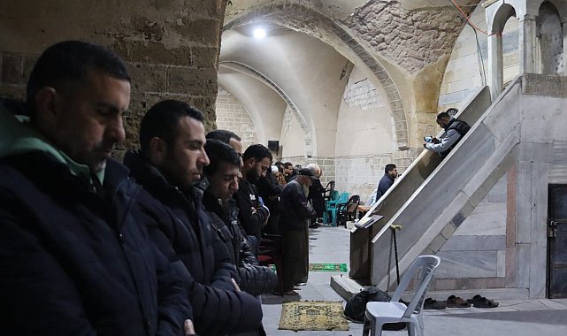 Gazze'deki Büyük Ömer Camii'nde teravih namazı kılındı