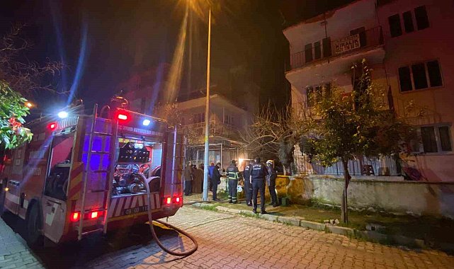 Gece yarısı evden alevler yükseldi, mahalleli sokağa döküldü