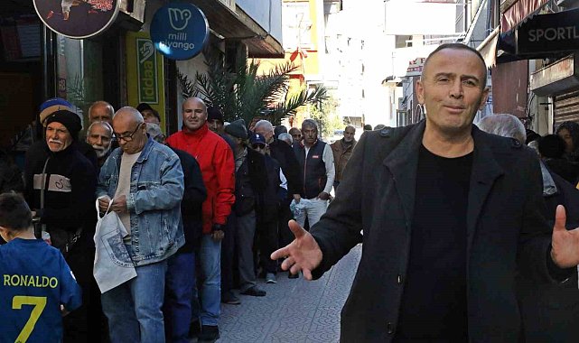Gizli hayırseverin ücretsiz pide kuyruğu