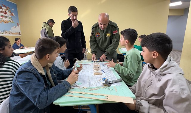 Gökyüzü meraklıları model uçakla buluştu