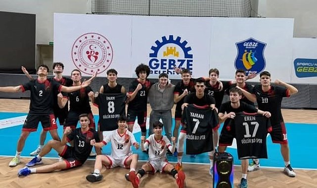 Gölcük Belediyespor genç erkek voleybol takımı üst üste 3. kez şampiyon