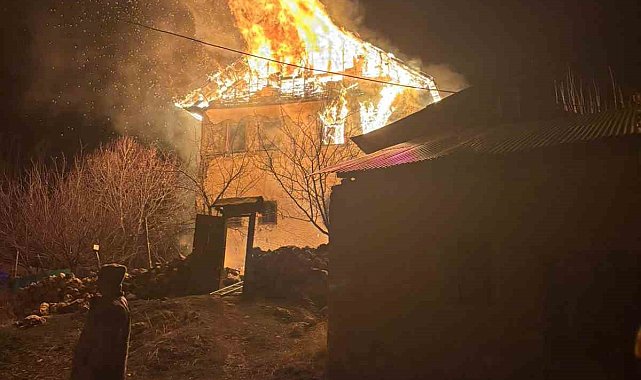 Gümüşhane'de 3 katlı evde yangın: Evdeki yaşlı adamı arama çalışmaları sürüyor