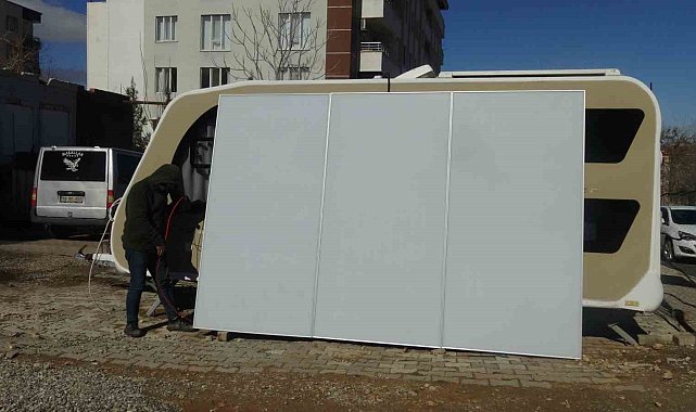 Güneş panellerinde devrim: Gündüz enerji, gece reklam paneli