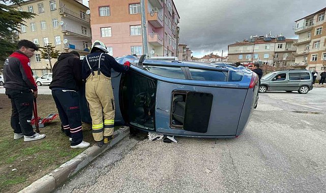 Hafif ticari araçla çarpışan otomobil yan yattı: 2 yaralı
