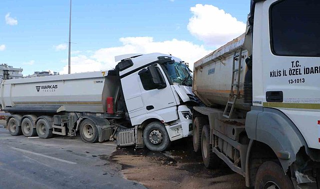 Hafriyat kamyonları çarpıştı: 1 yaralı